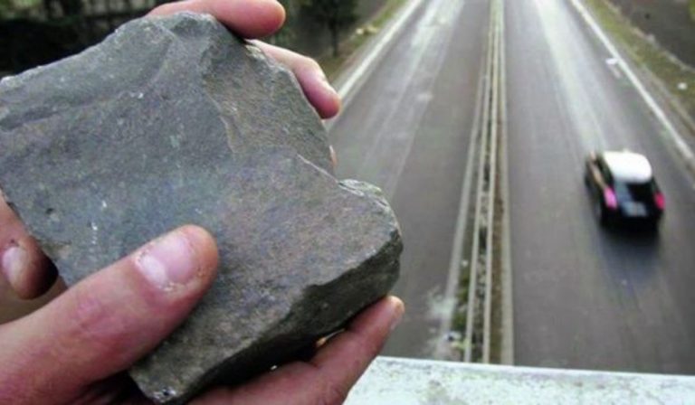 Sassi contro auto, donna rischia di perdere la vista
