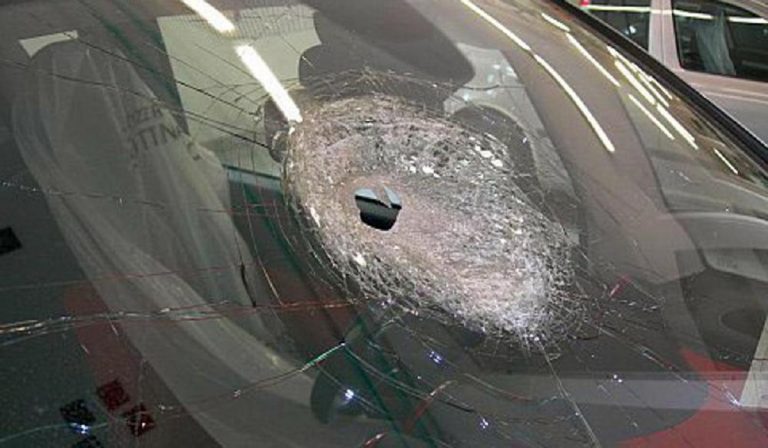 Sassi contro auto sulla strada a Nembro