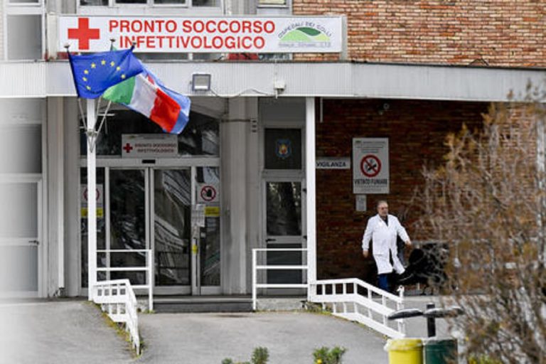 Medici del Cotugno: "Il virus c'è ancora"