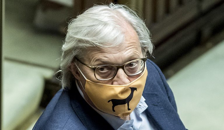 Sgarbi alla Camera: "Non cambio la mascherina"