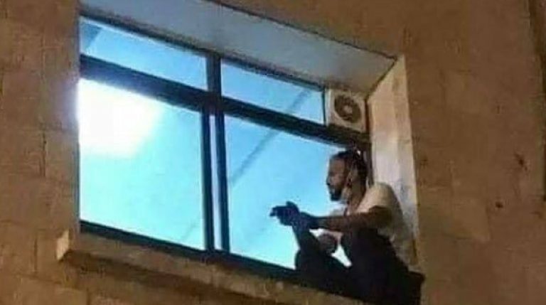 Si arrampica sul muro dell'ospedale