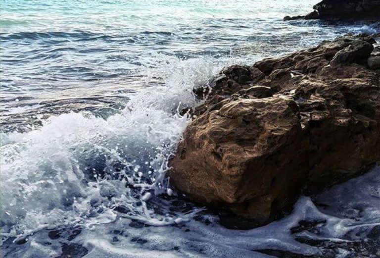si tuffa e sbatte con gli scogli