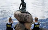 Scritta vandala sulla statua dellaSirenetta