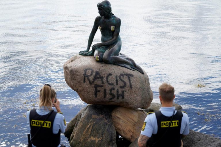 Scritta vandala sulla statua dellaSirenetta