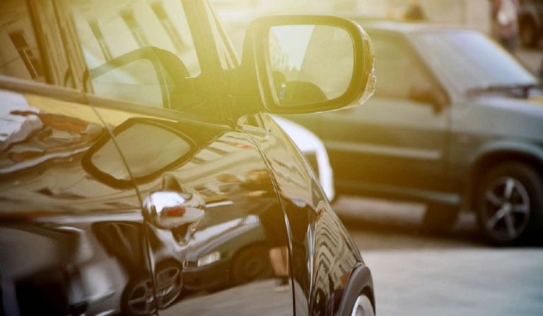 Sorelline bloccate in auto mentre la mamma dormiva