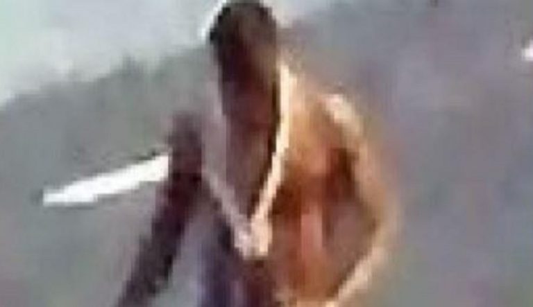 tarquinia, balla nudo in strada