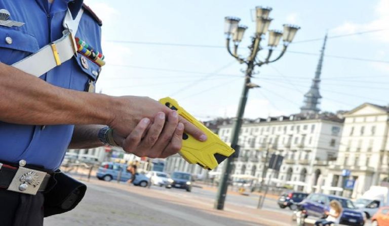 Sospeso utilizzo del taser per gli agenti, problemi tecnici