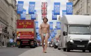 Londra: uomo nudo in giro, indossa solo la mascherina