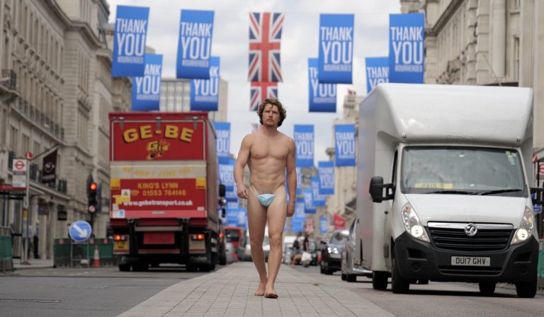 Londra: uomo nudo in giro, indossa solo la mascherina