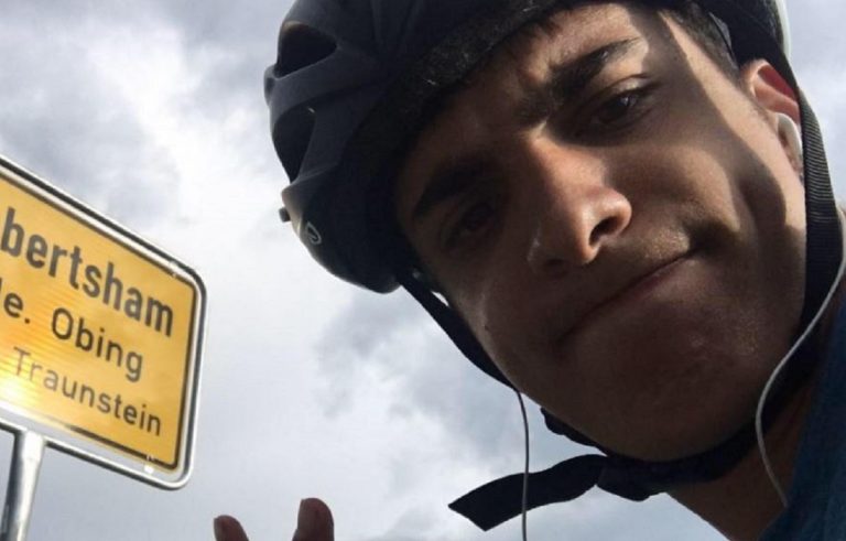 voli cancellati per covid, studente torna a casa in bici