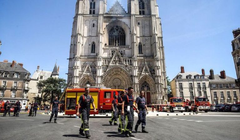 volontario incendio cattedrale Nates