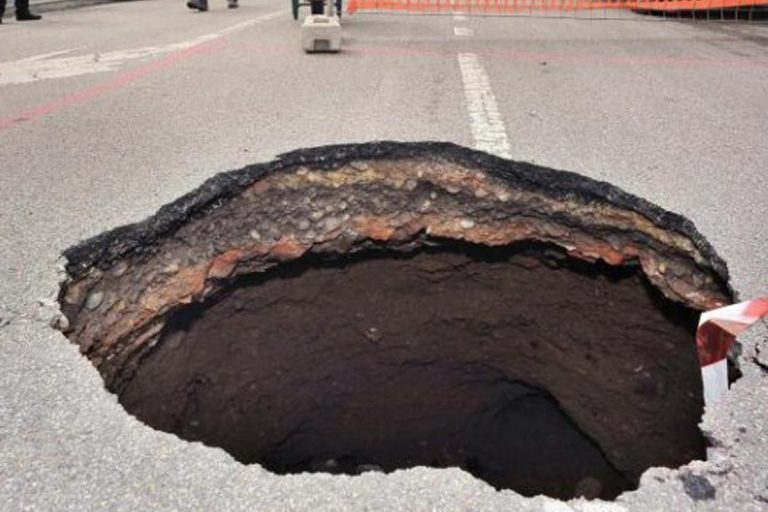 voragine in strada a torino
