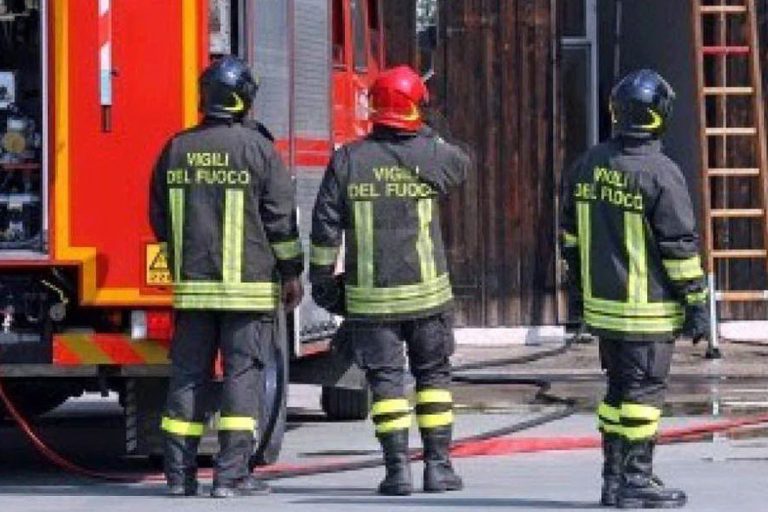 Auto finisce capovolta nel torrente