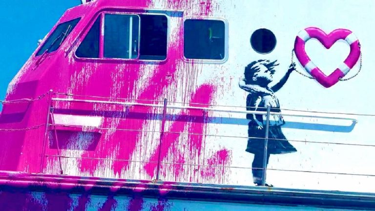 bave banksy migranti louise michel