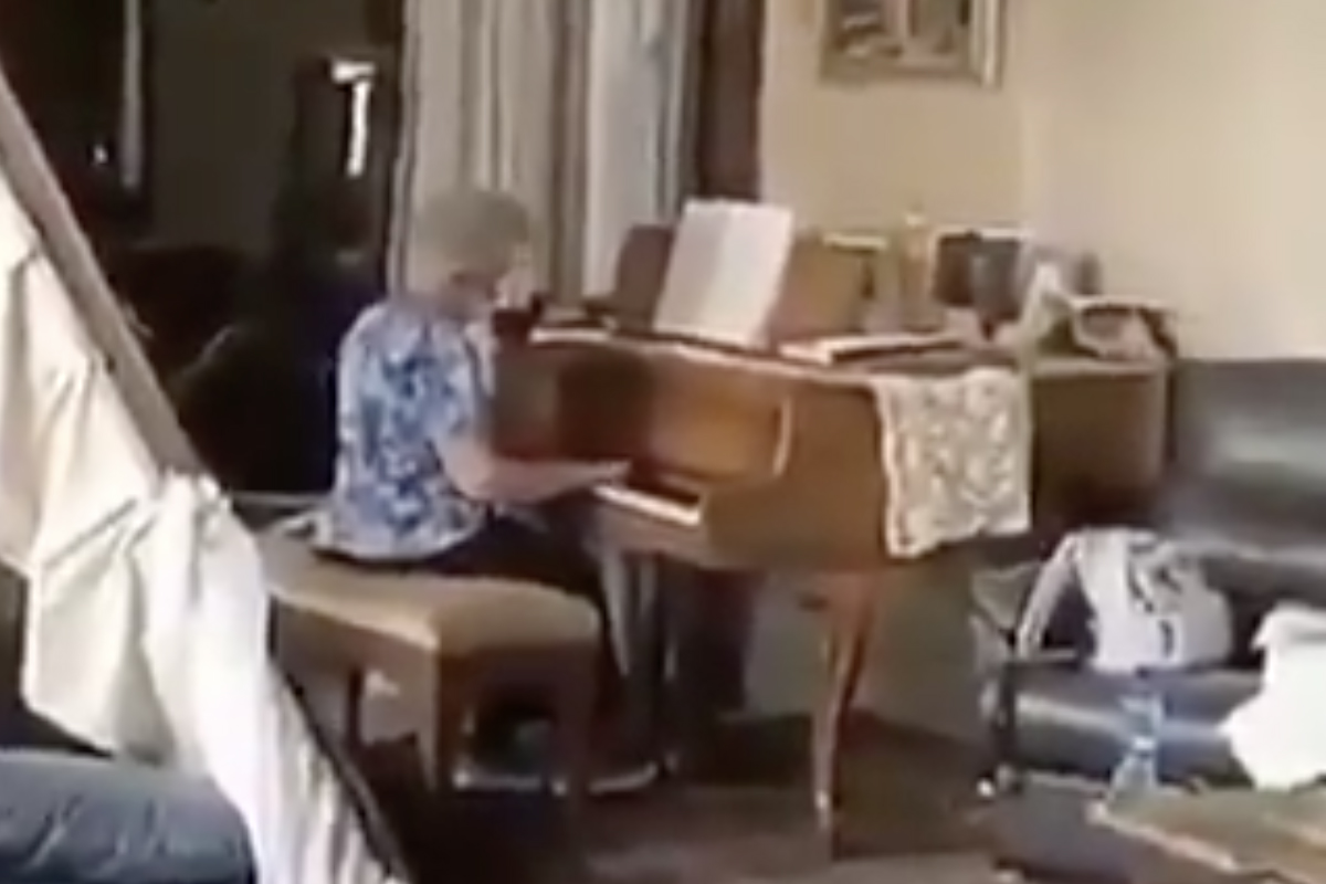 Beirut, anziana suona il piano