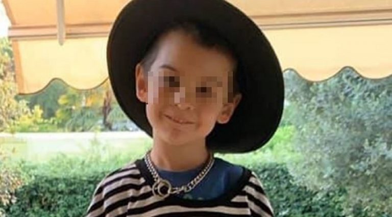 Bimbo schiacciato cancello morto