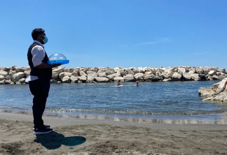 cameriere chiede mascherina, preso a morsi