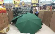 Morto al supermercato in Brasile: lo nascondono con ombrelli