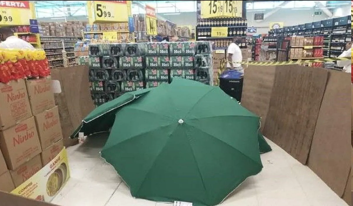 Morto al supermercato in Brasile: lo nascondono con ombrelli
