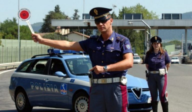 positivo al Covid, va in giro in autostrada