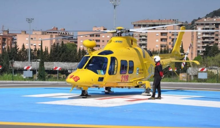 Bimbo cade auto in corsa