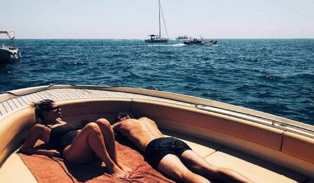 Emma e Nikolai in barca