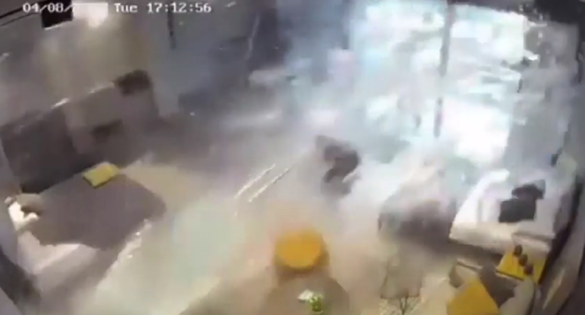 esplosione a Beirut donna sbalzata in aria