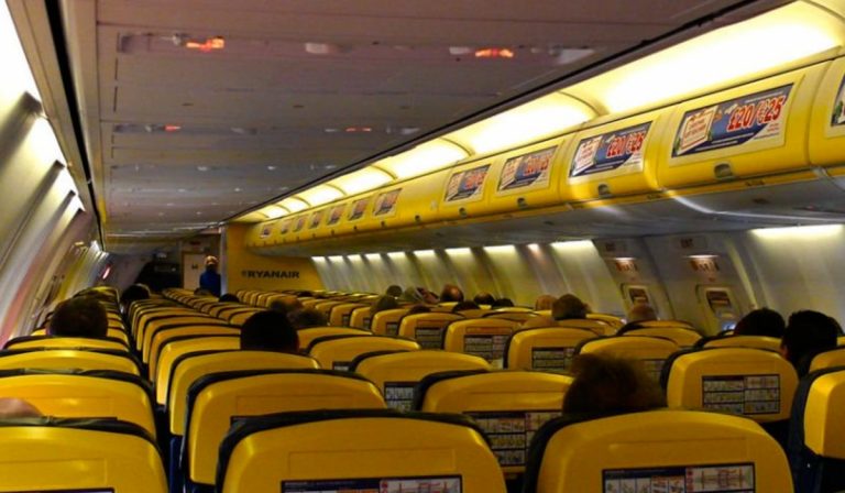hostess ryanair febbre volo milano catania