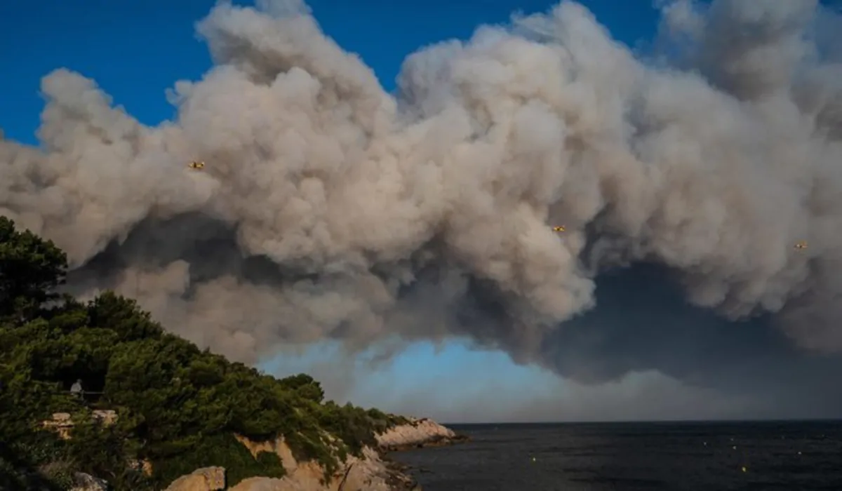 L'incendio che sta interessando la zona a ovest di Marsiglia
