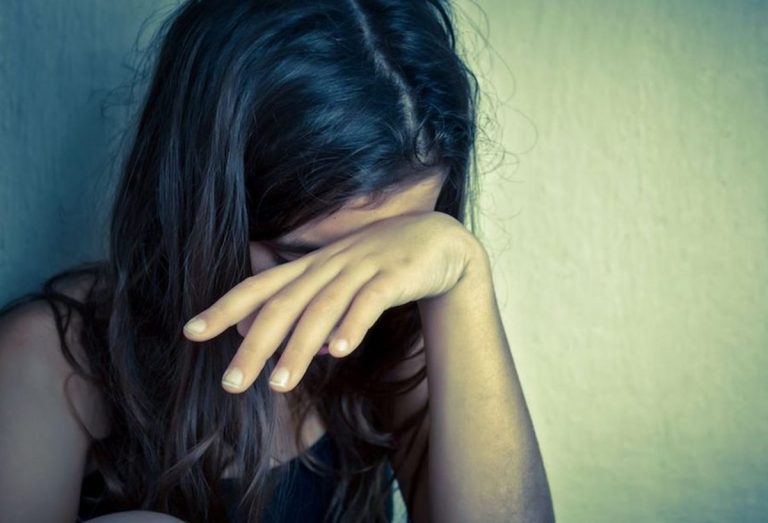 lecce padre prende schiaffi figlia