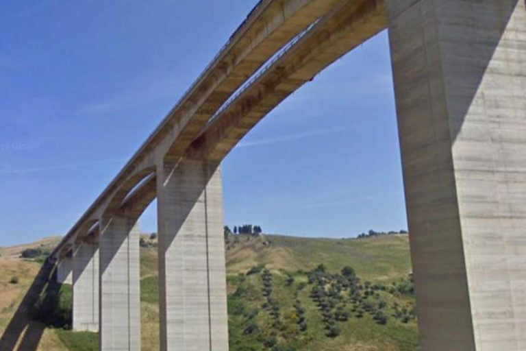 Minaccia di lanciarsi dal viadotto A14