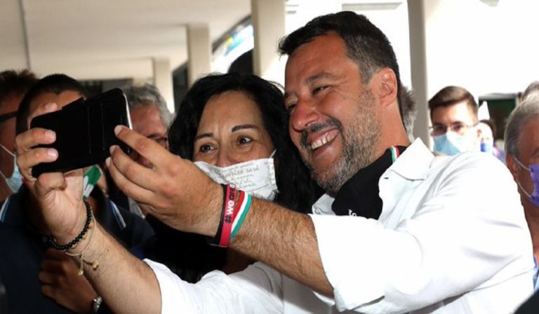 salvini regala mascherina sesto