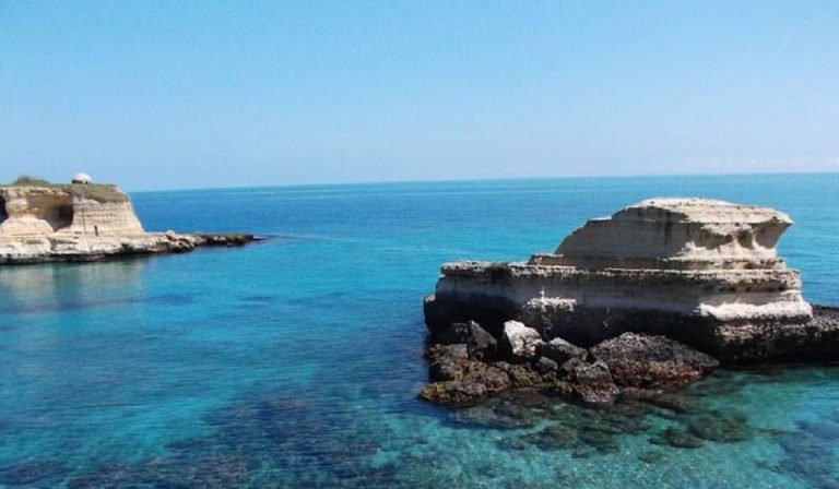 Lecce, intimità di coppia sullo scoglio Sfinge