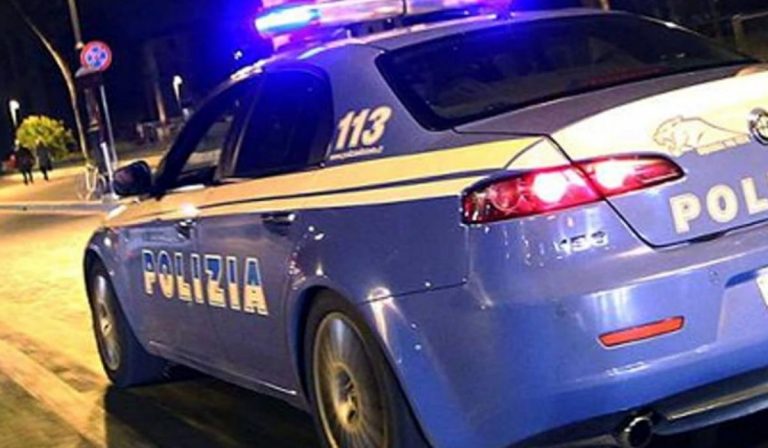 tenta di strangolare la moglie
