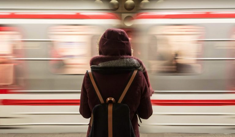 si masturba davanti a un bambino: arrestato