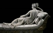 La scultura di Paolina Borghese è stata danneggiata da un turista che si è seduto di sopra per fare un selfie