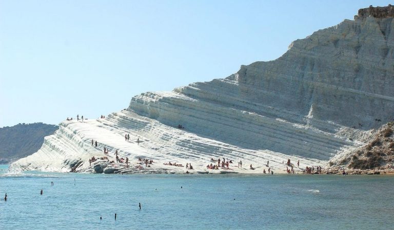 turisti affollano scala dei Turchi