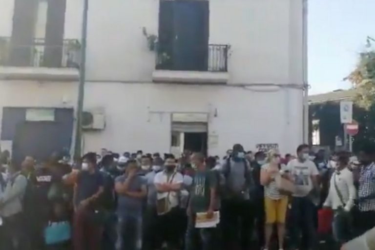 assembramento ufficio immigrazione Napoli