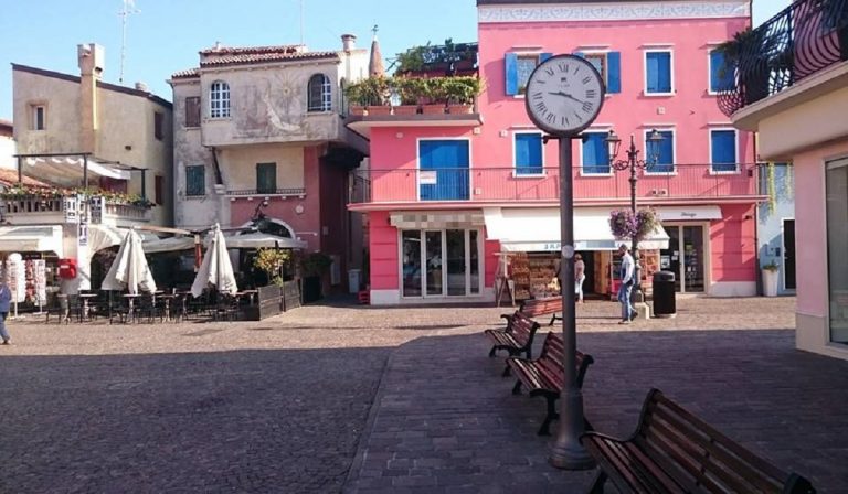 Caorle, prende a sassate la negoziante: arrestato