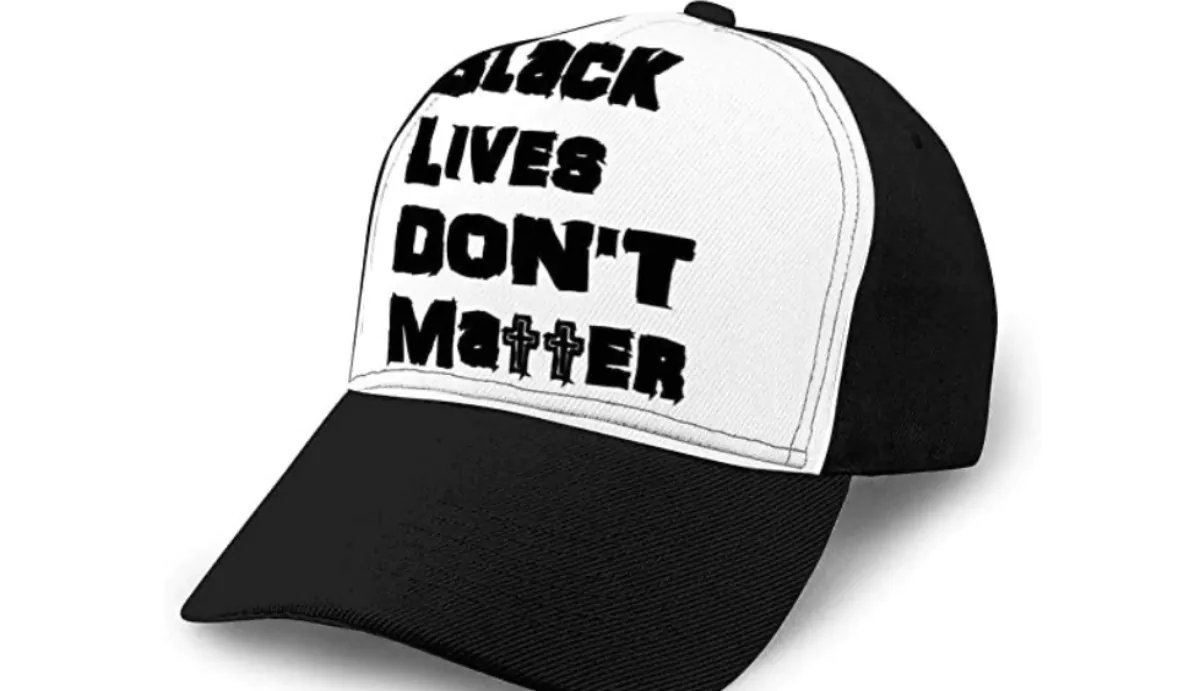 Cappellino scritta razzista