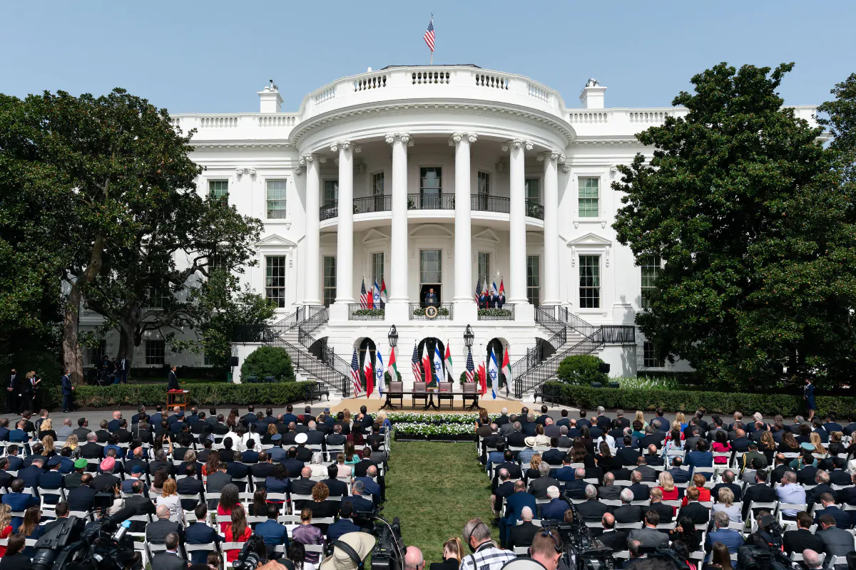 La Casa Bianca : ha ospitato la firma per gli Accordi di Abramo: nessun distanziamento o mascherina tra i partecipanti