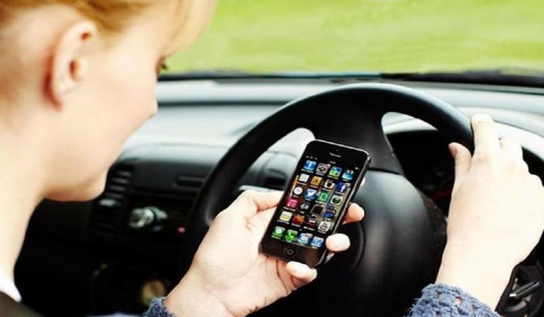 Codice della strada, cellulare alla guida sanzionato aspramente