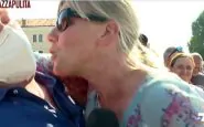 deputata Cunial cerca di baciare inviato di Piazza Pulita