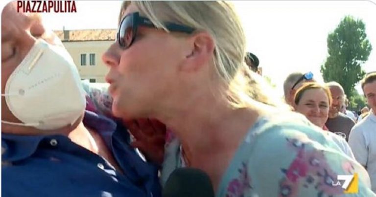 deputata Cunial cerca di baciare inviato di Piazza Pulita