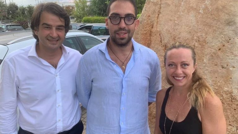 Fitto e Meloni nell'azienda agricola di Polignano dove è scoppiato un focolaio