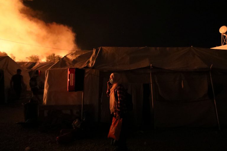 L'incendio divampato nel campo profughi di Moria, a Lesbo