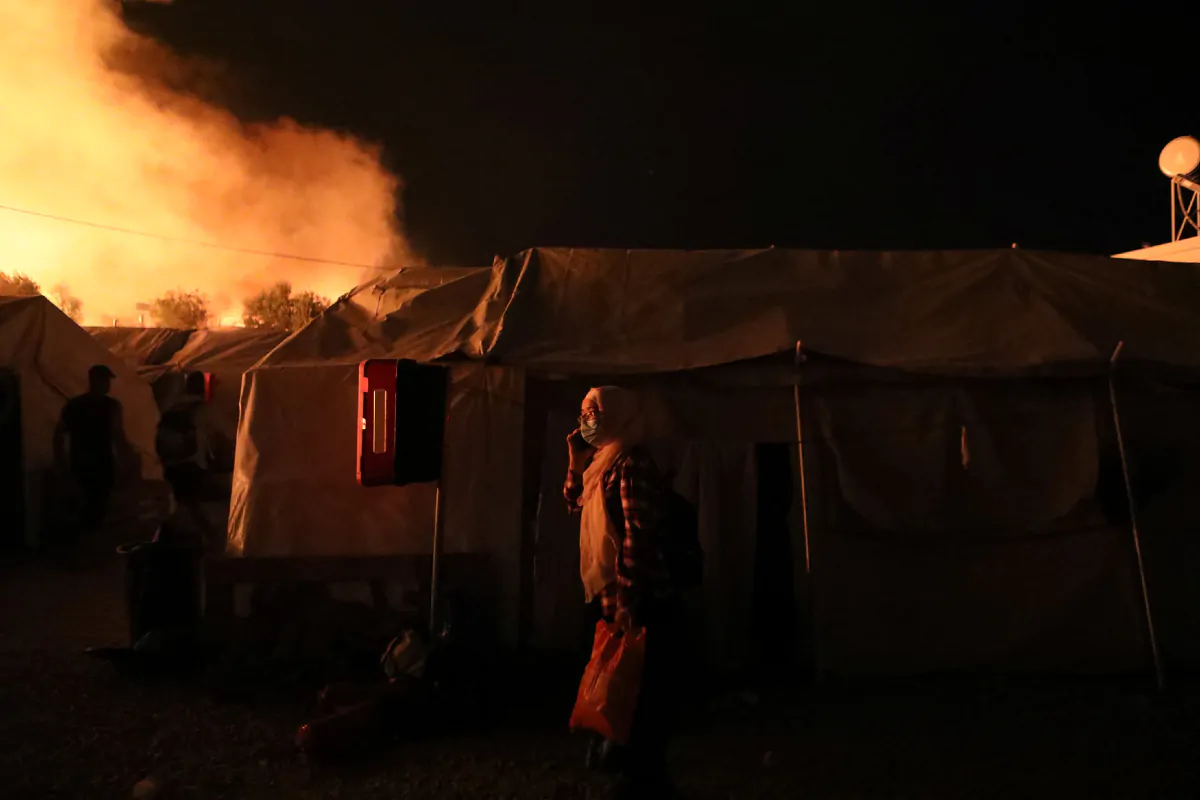 L'incendio divampato nel campo profughi di Moria, a Lesbo