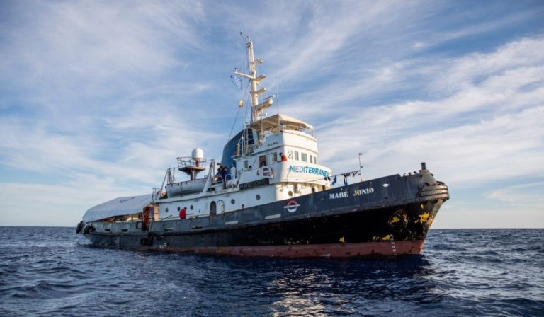 Migranti, la Guardia Costiera blocca la missione della Mare Jonio