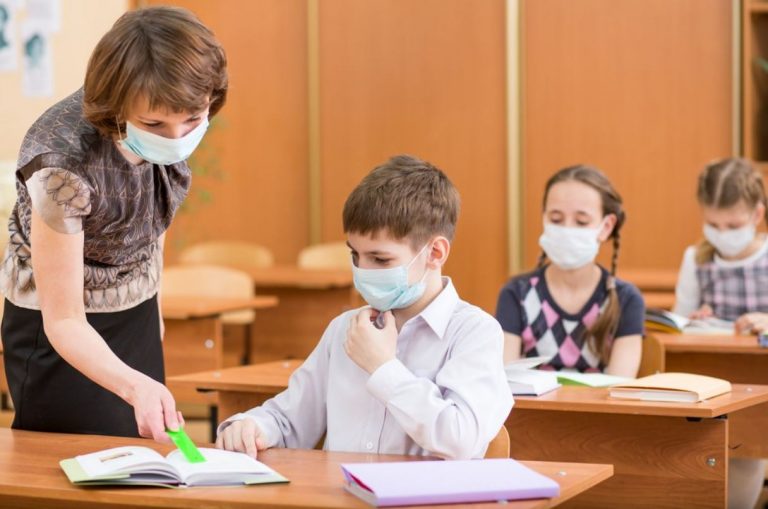 mascherine a scuola, no se c'è distanziamento