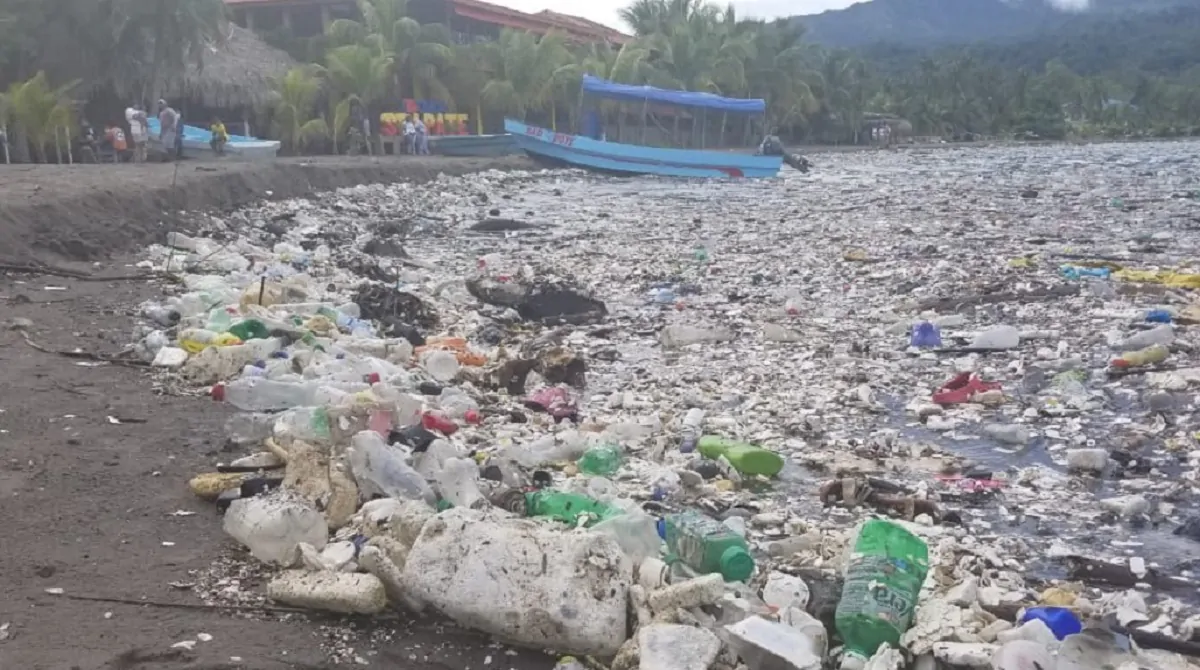 ondata di rifiuti sulla spiaggia in honduras